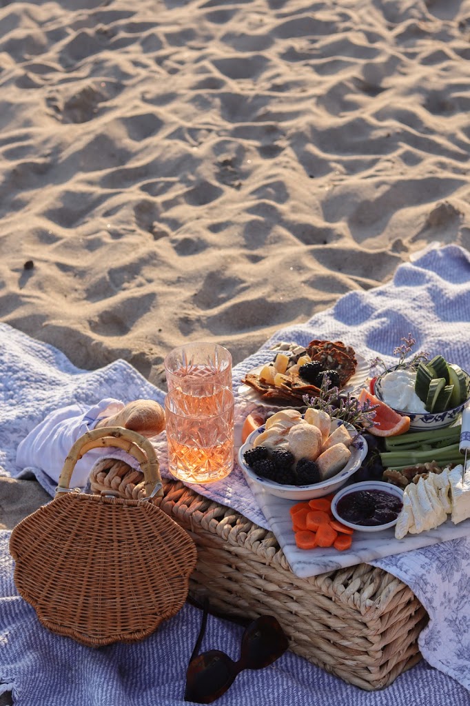 ENTERTAIN A BLUE AND WHITE SUNSET BEACH PICNIC Monica Gisele